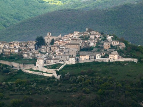 View of Monteleone di Spoleto, Italy. Source: Wikimedia Commons